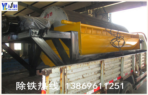 抛丸机永磁筒式磁选机工作原理：  　　经原料矿石筛选后由进料器从干式磁选机的顶部,通过料斗连接,在流动到顶部的辊子松动,状态下降时,铁磁性材料通过重力和磁力,快速落在滚筒上,并吸附在滚筒表面.  　　非磁性有色金属材料在重力作用下落在磁性材料的外面.这些材料随着筒体的旋转,非磁性材料在重力作用下从气缸下落,在滑槽中.含铁磁性材料吸附在圆筒的表面上并继续旋转,直到其不具有磁力.材料从带式输送机排出,并最终分成含铁材料和无铁材料.  　　3.抛丸机永磁筒磁选机实验  　　潍坊开云体育_开云（中国）配备各类选矿实验的磁选设备,型号齐全,优质低价,可定制,并且公司成立了大型选矿实验室,可以普通的金属矿物和非金属矿物加工在机器上和实验室为客户分析其成份,并为客户推荐客户使用相关型号.